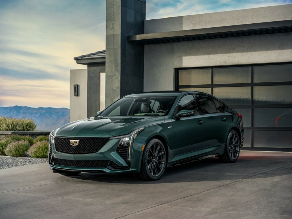   Cadillac CT5-V и CT5-V Blackwing 2025 года получили свежий внешний вид и 33-дюймовый дисплей, сохраните руководство