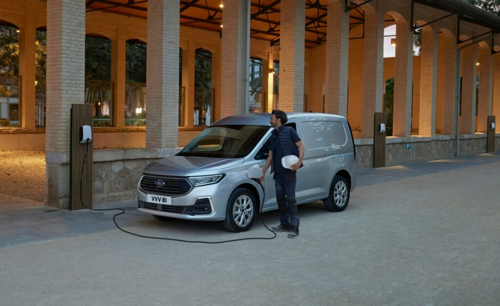  Новый Ford Transit Connect предлагает PHEV Power, AWD и Trick задние сиденья