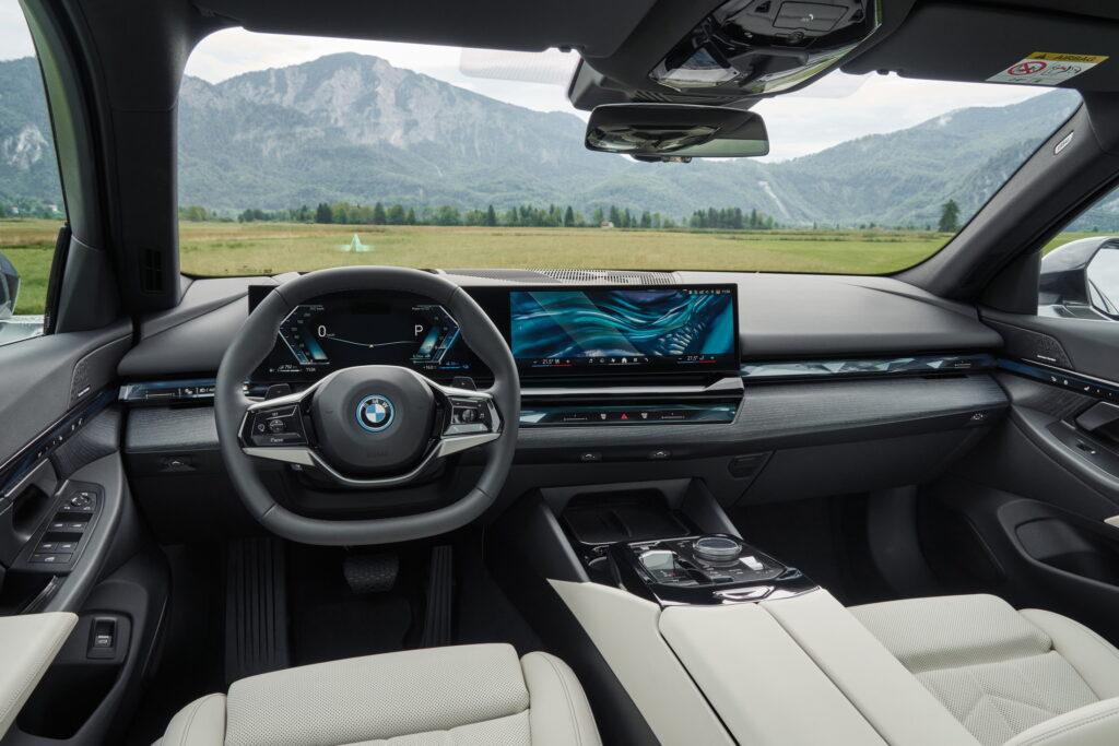  BMW i5 xDrive40 EV и подключаемый гибрид 550e xDrive 2025 года поступят в Америку