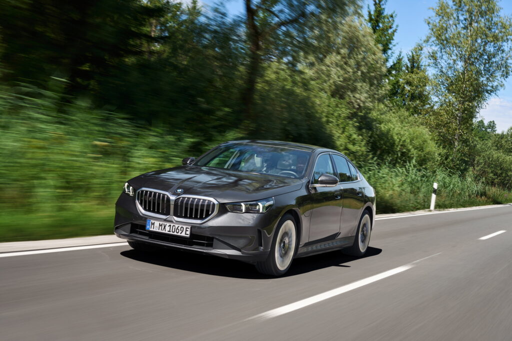  BMW i5 xDrive40 EV и подключаемый гибрид 550e xDrive 2025 года поступят в Америку