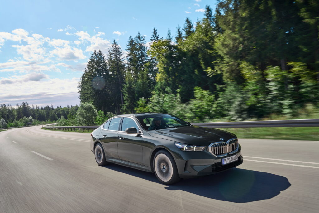  BMW i5 xDrive40 EV и подключаемый гибрид 550e xDrive 2025 года поступят в Америку