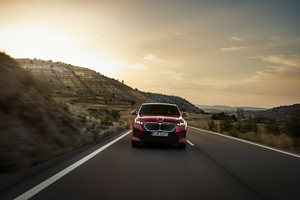  Базовый BMW iX2 eDrive20 2024 года пополнит линейку электрических внедорожников в Европе