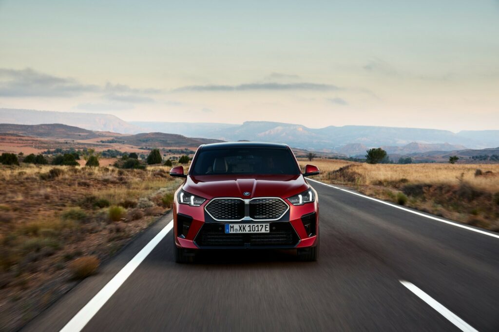  Базовый BMW iX2 eDrive20 2024 года пополнит линейку электрических внедорожников в Европе