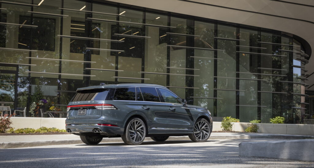  Lincoln Aviator 2025 года имеет более красивое лицо и новые технологии, но цены взлетают более чем на 5000 долларов