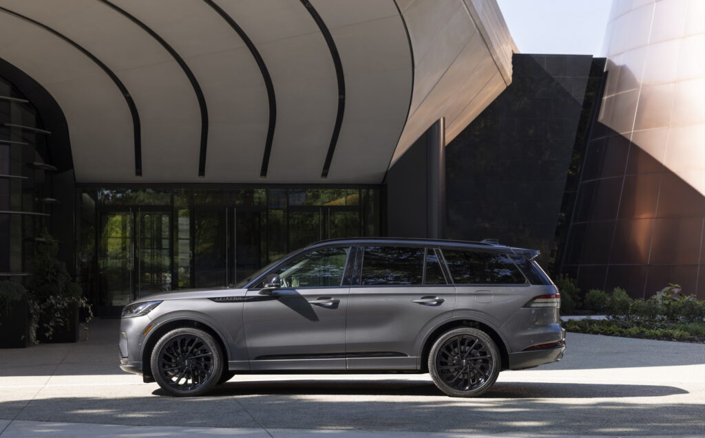  Lincoln Aviator 2025 года имеет более красивое лицо и новые технологии, но цены взлетают более чем на 5000 долларов