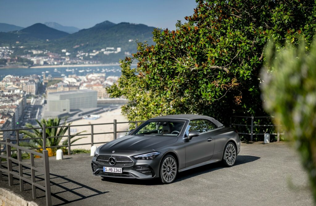  Mercedes CLE Cabriolet 2024 года имеет четыре двигателя и внешний вид под открытым небом