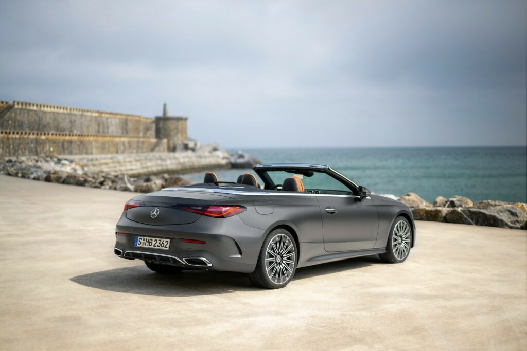  Mercedes CLE Cabriolet 2024 года имеет четыре двигателя и внешний вид под открытым небом