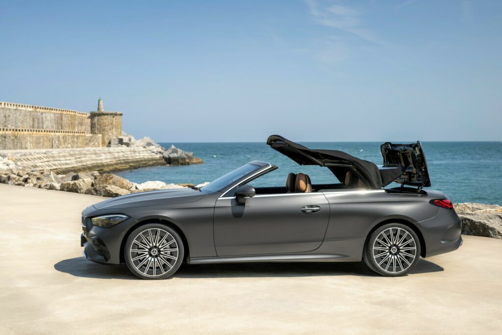  Mercedes CLE Cabriolet 2024 года имеет четыре двигателя и внешний вид под открытым небом