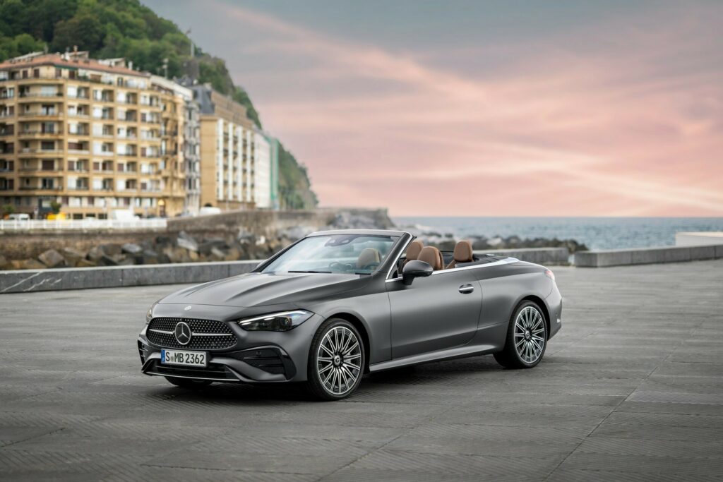  Mercedes CLE Cabriolet 2024 года имеет четыре двигателя и внешний вид под открытым небом