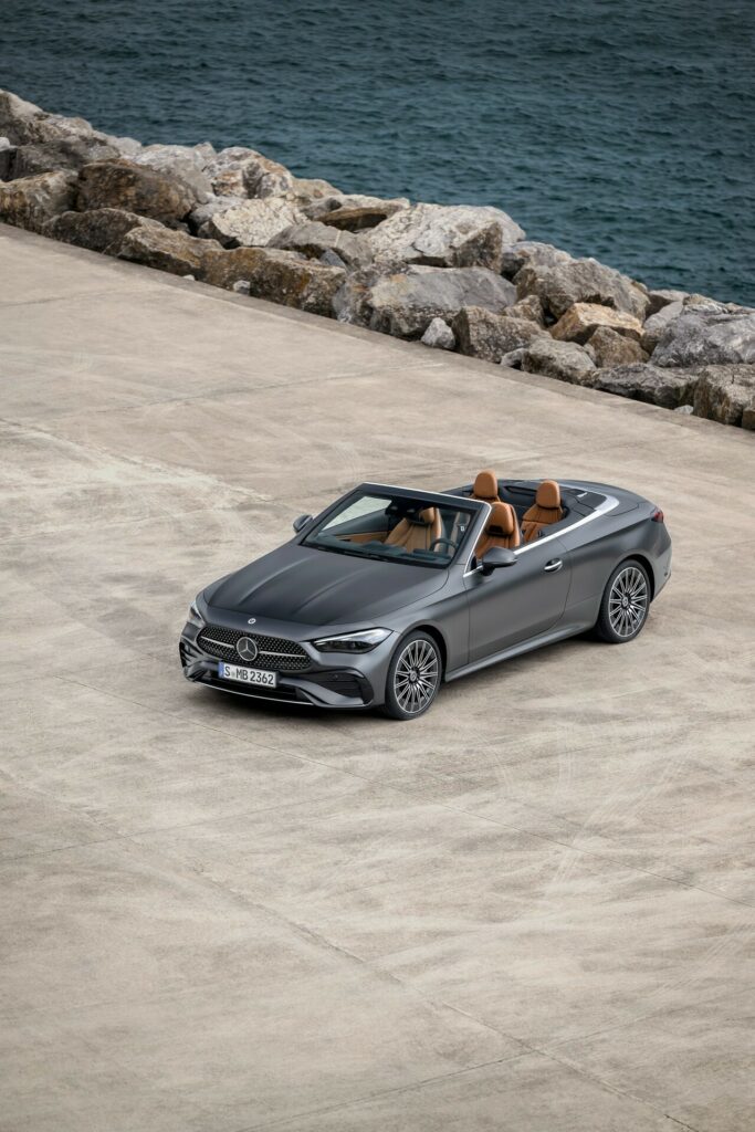  Mercedes CLE Cabriolet 2024 года имеет четыре двигателя и внешний вид под открытым небом