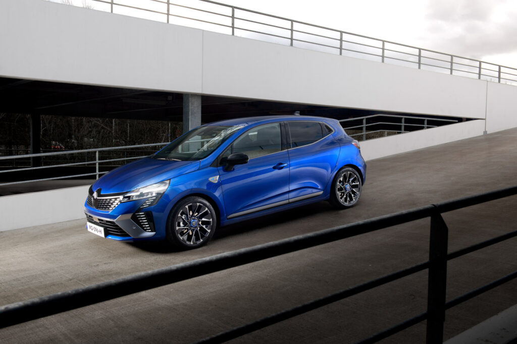 R5 слишком ретро? Новый электрифицированный Renault Clio появится в 2026 году