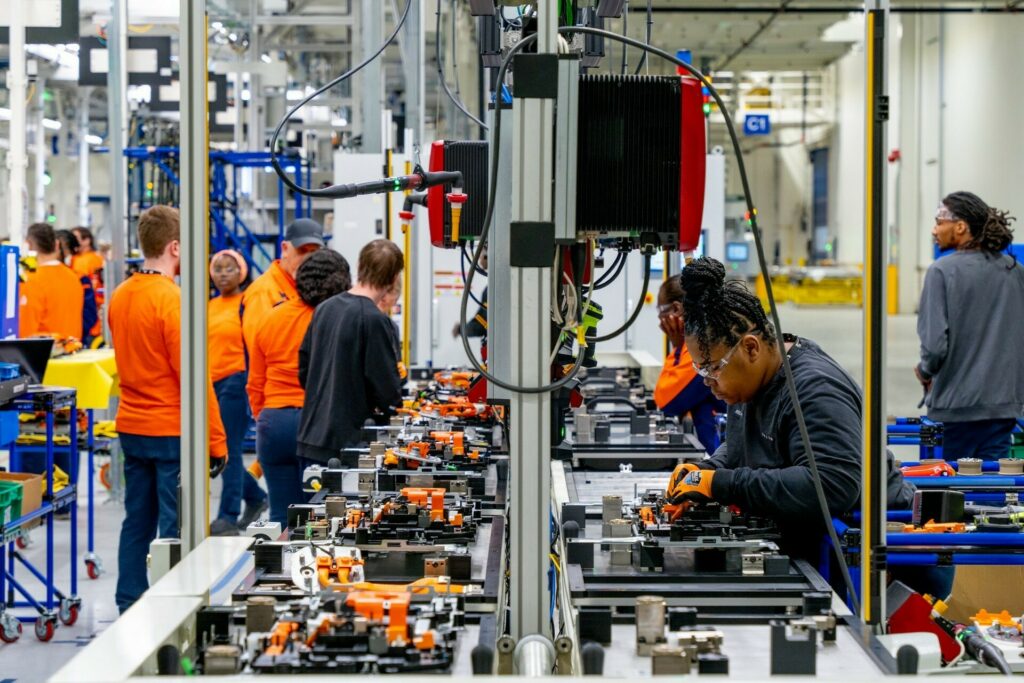  Volvo наконец начала производство электрического внедорожника EX90 в США после проблем с ошибками