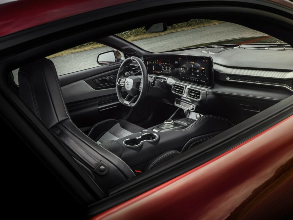  Это интерьер Ford Mustang GTD за 325 000 долларов.